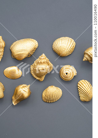 Gold sea shells arrangement. 110016490