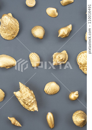 Gold sea shells arrangement. 110016491