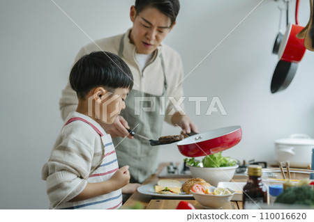 Father and son in their 30s cooking Father and son in their 30s cooking 110016620