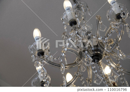 吊燈掛在天花板上 吊燈掛在天花板上 110016796