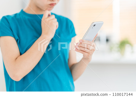 A woman operating a smartphone (parts model) A woman operating a smartphone (parts model) 110017144