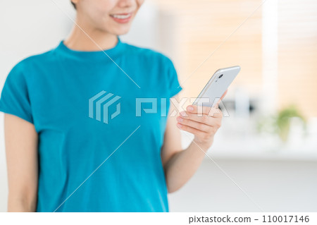 A woman operating a smartphone (parts model) A woman operating a smartphone (parts model) 110017146