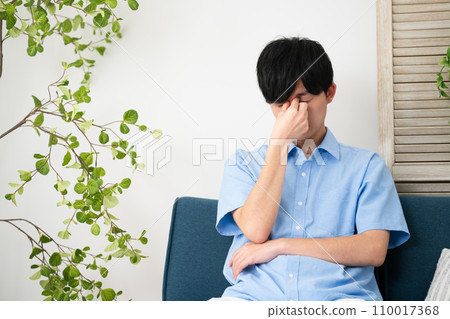 Young man in casual clothes lifestyle image 110017368