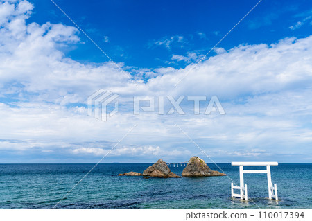[Fukuoka Prefecture] Sakurai Futamigaura Meoto Iwa/Sakurai Shrine Futamigaura Underwater Torii 110017394
