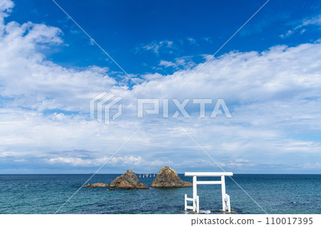 [Fukuoka Prefecture] Sakurai Futamigaura Meoto Iwa/Sakurai Shrine Futamigaura Underwater Torii 110017395