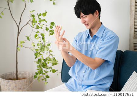Young man in casual clothes lifestyle image 110017651