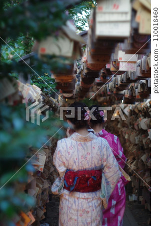 穿著和服的女人在神社祈禱 穿著和服的女人在神社祈禱 110018460