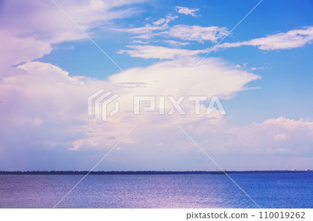 Seascape, view of the serenity sea and cloudy sky in the evening 110019262