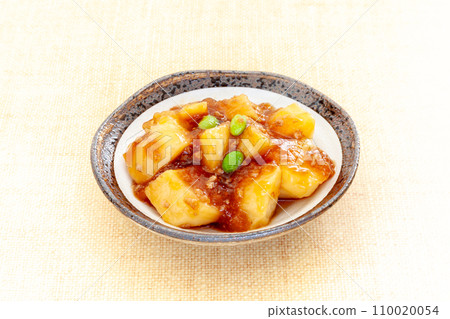 Minced boiled potatoes and minced meat sauce served on a plate Minced boiled potatoes and minced meat sauce served on a plate 110020054
