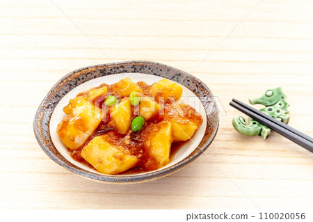 Minced boiled potatoes and minced meat sauce served on a plate 110020056