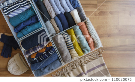 Tidying up winter clothes | Image of changing clothes, decluttering, and tidying up Tidying up winter clothes | Image of changing clothes, decluttering, and tidying up 110020075