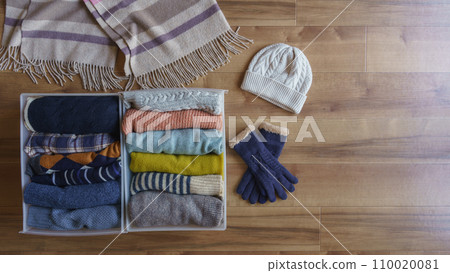 Tidying up winter clothes | Image of changing clothes, decluttering, and tidying up 110020081