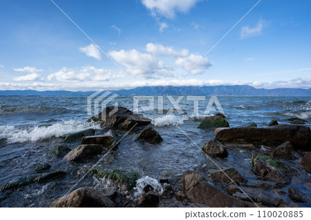 季風季節海浪拍打琵琶湖岸的景色 110020885