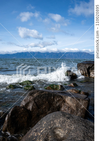 季風季節海浪拍打琵琶湖岸的景色 季風季節海浪拍打琵琶湖岸的景色 110020895