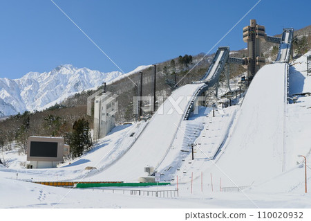 信州白馬村白金跳躍丘陵和北阿爾卑斯山五龍山在藍天的襯托下格外引人注目 110020932