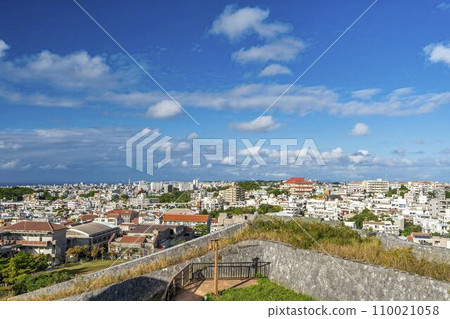 藍天和首里城，從東部阿扎納的風景，鳥瞰沖繩縣那霸市 110021058