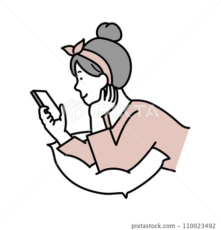 一個女人看著智慧型手機的插畫素材 一個女人看著智慧型手機的插畫素材 110023492
