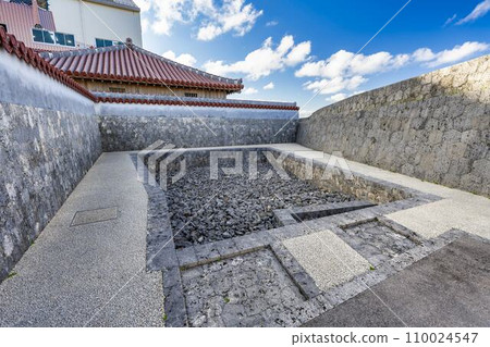 Blue sky and Shuri Castle bathhouse, Naha City, Okinawa Prefecture 110024547