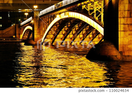 Golden night view of Kuramaebashi Bridge Golden night view of Kuramaebashi Bridge 110024634