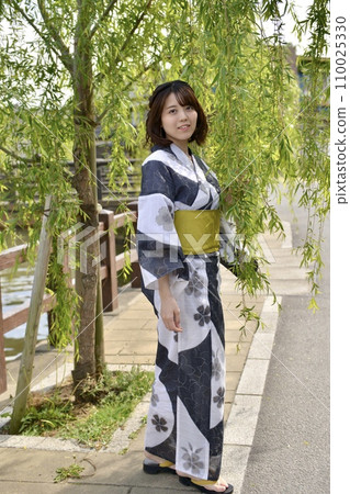 穿著浴衣的年輕女子的肖像 110025330