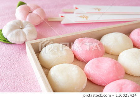 Red and white mochi celebration rice cake Red and white mochi celebration rice cake 110025424