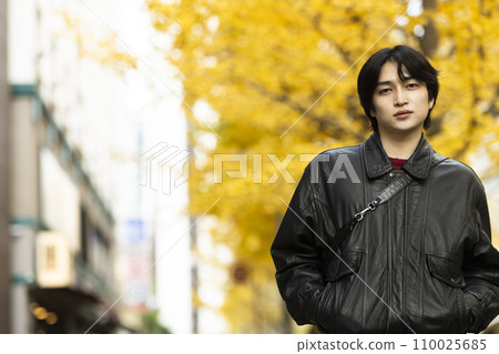 居住在城市的20多歲男子 110025685