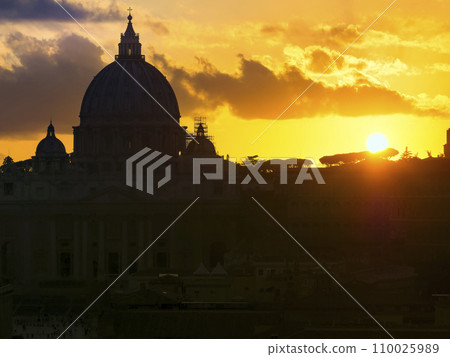 St. Peter's Basilica at twilight / St. Peter's Basilica, Vatican St. Peter's Basilica at twilight / St. Peter's Basilica, Vatican 110025989
