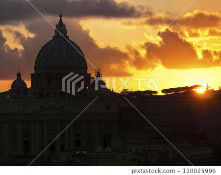 St. Peter's Basilica at twilight / St. Peter's Basilica, Vatican St. Peter's Basilica at twilight / St. Peter's Basilica, Vatican 110025996