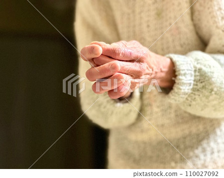 老婦人的手指著 老婦人的手指著 110027092