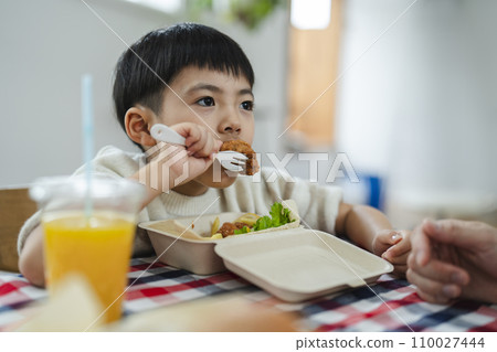 boy eating fried chicken 110027444