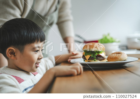 男孩看著自己的起司漢堡簡介 110027524