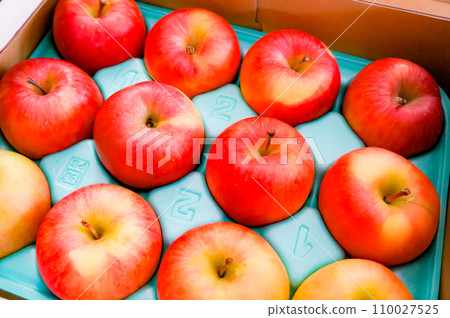 蘋果排列在一個盒子裡 110027525