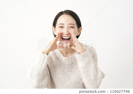 Middle-aged woman calling out, white background 110027746