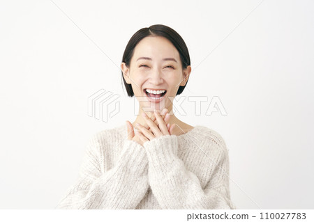 驚訝的中年婦女微笑著，白色背景，看著相機 110027783