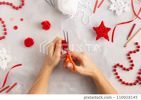 Making pom-poms from red and white threads. Ideas of Christmas decoration diy with kids 110028145