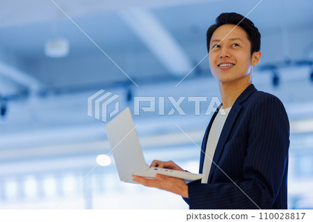 Businessman working in a coworking space Photo cooperation: WEEK Shibadaimon (Sun Frontier Fudousan) 110028817