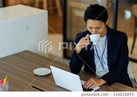 Businessman working in a coworking space Photo cooperation: WEEK Shibadaimon (Sun Frontier Fudousan) 110028853