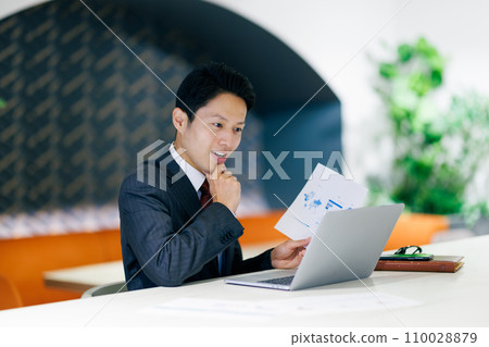 Businessman working in a coworking space Photo cooperation: WEEK Shibadaimon (Sun Frontier Fudousan) Businessman working in a coworking space Photo cooperation: WEEK Shibadaimon (Sun Frontier Fudousan) 110028879