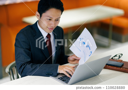 Businessman working in a coworking space Photo cooperation: WEEK Shibadaimon (Sun Frontier Fudousan) 110028880