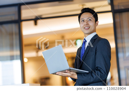 Businessman working in a coworking space Photo cooperation: WEEK Shibadaimon (Sun Frontier Fudousan) Businessman working in a coworking space Photo cooperation: WEEK Shibadaimon (Sun Frontier Fudousan) 110028904