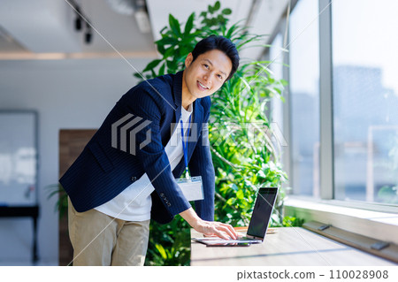Businessman working in a coworking space Photo cooperation: WEEK Shibadaimon (Sun Frontier Fudousan) Businessman working in a coworking space Photo cooperation: WEEK Shibadaimon (Sun Frontier Fudousan) 110028908