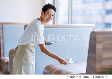 Male staff working at the cafe Photography cooperation: WEEK Shiba Daimon (Sun Frontier Real Estate) 110028940