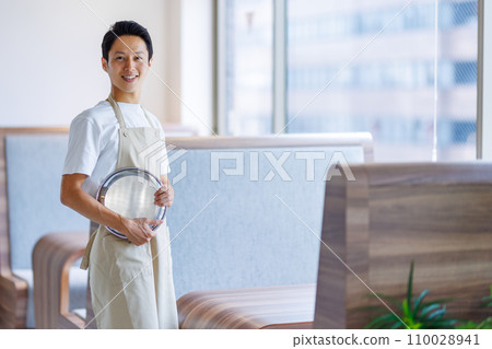 Male staff working at the cafe Photography cooperation: WEEK Shiba Daimon (Sun Frontier Real Estate) 110028941