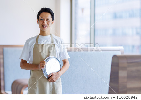 Male staff working at the cafe Photography cooperation: WEEK Shiba Daimon (Sun Frontier Real Estate) 110028942