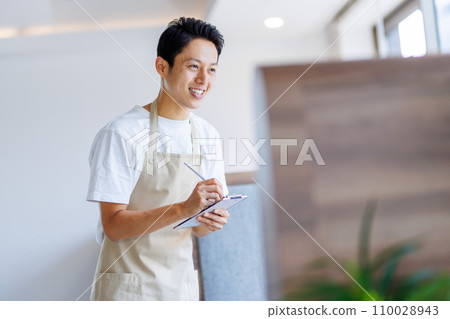 Male staff working at the cafe Photography cooperation: WEEK Shiba Daimon (Sun Frontier Real Estate) 110028943