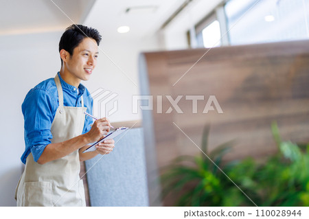 Male staff working at the cafe Photography cooperation: WEEK Shiba Daimon (Sun Frontier Real Estate) 110028944