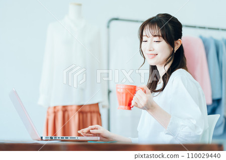 一位年輕女子在客廳遠距辦公時休息 110029440