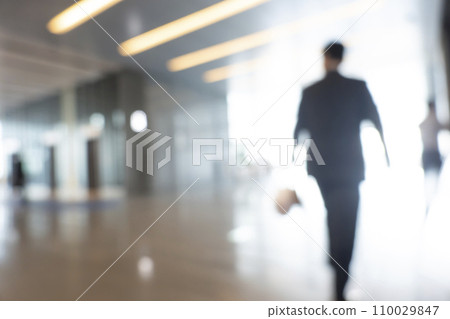 Businessman / blur expression 110029847