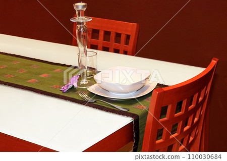 Brown dining detail 110030684