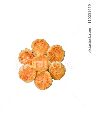 Delicious fresh cottage cheesecakes with raisins and vanilla on a black ceramic plate 110031459